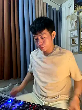 Snapshot of xshyboyx chatting on December 2, 2025, 11:48 am xshyboyx online show from December 2, 2025, 11:48 am
