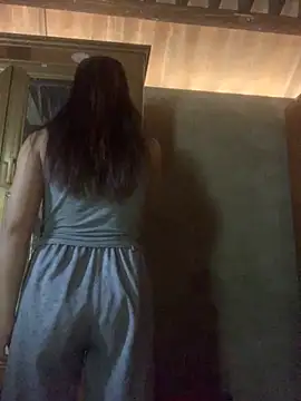 Snapshot of ThiHa003 chatting on October 22, 2025, 4:35 am ThiHa003 online show from October 22, 2025, 4:35 am