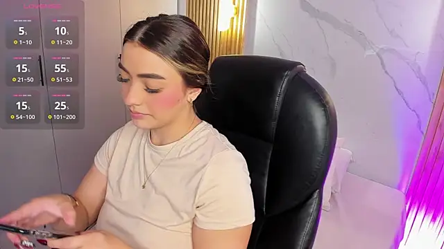 Snapshot of KYLIE_JONES6 chatting on October 11, 2025, 2:55 am KYLIE JONES6 online show from October 11, 2025, 2:55 am