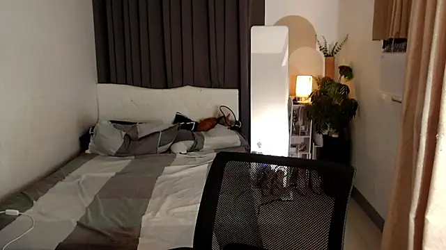 Snapshot of Ur_QueenCamilla chatting on October 30, 2025, 2:35 am Ur QueenCamilla online show from October 30, 2025, 2:35 am