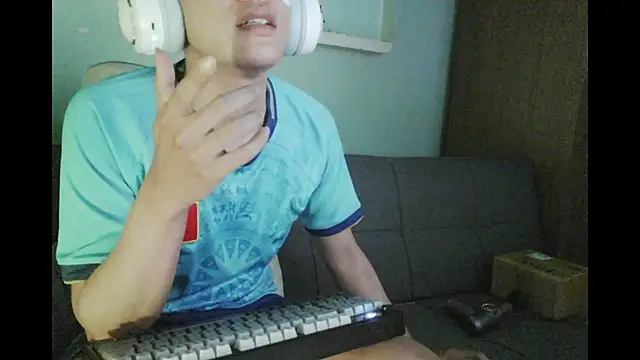 Snapshot of boyhigh1997 chatting on June 22, 2026, 8:11 am boyhigh1997 online show from June 22, 2026, 8:11 am