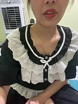 Snapshot of Ri210 chatting on November 10, 2025, 12:26 pm Ri210 online show from November 10, 2025, 12:26 pm