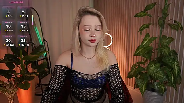 Snapshot of LauraWifeness chatting on November 6, 2025, 6:03 am LauraWifeness online show from November 6, 2025, 6:03 am