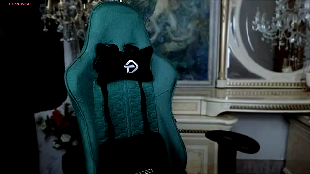 Snapshot of LaraBenson_ chatting on November 25, 2025, 10:48 am LaraBenson online show from November 25, 2025, 10:48 am