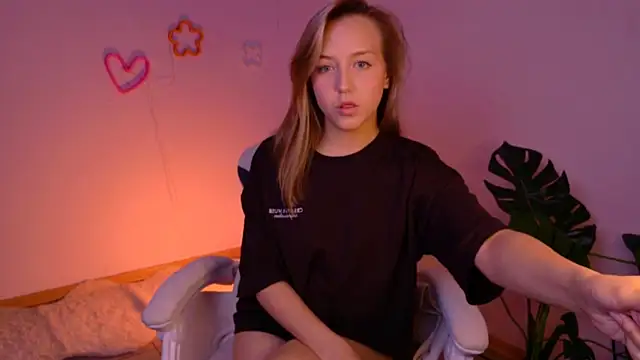 Snapshot of CindySparkl chatting on June 13, 2026, 4:43 am CindySparkl online show from June 13, 2026, 4:43 am