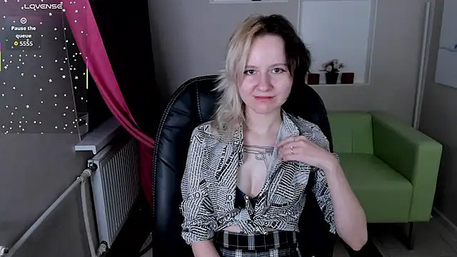 Snapshot of girl_next_doorr chatting on October 23, 2025, 1:21 pm girl next doorr online show from October 23, 2025, 1:21 pm