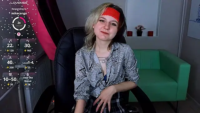 Snapshot of girl_next_doorr chatting on October 24, 2025, 1:07 pm girl next doorr online show from October 24, 2025, 1:07 pm