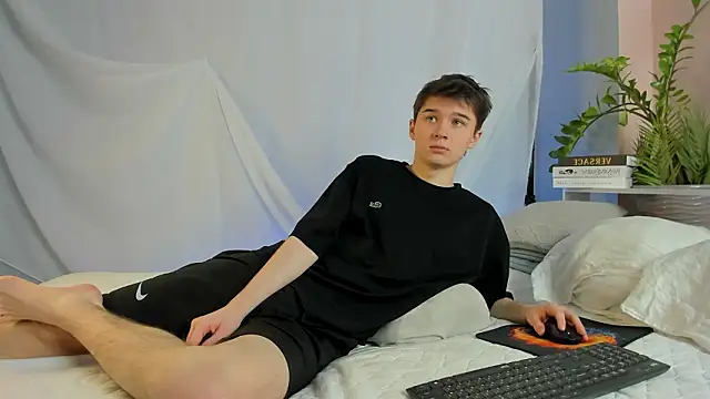 Snapshot of SherlockMax chatting on March 4, 2026, 8:04 pm SherlockMax online show from March 4, 2026, 8:04 pm