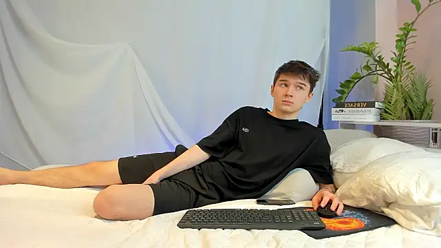 Snapshot of SherlockMax chatting on March 5, 2026, 6:59 pm SherlockMax online show from March 5, 2026, 6:59 pm