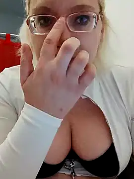 VikaKing online show from December 5, 2025, 8:27 pm