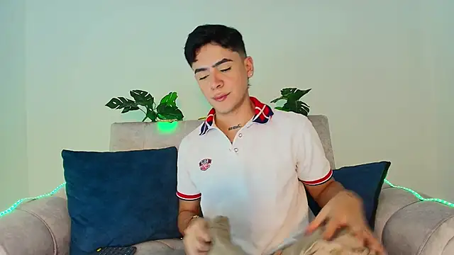 Snapshot of CamiiGuzmanX chatting on September 9, 2025, 8:19 pm CamiiGuzmanX online show from September 9, 2025, 8:19 pm