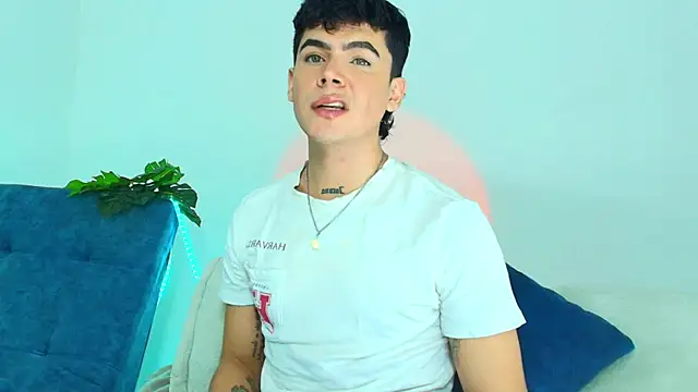 Snapshot of CamiiGuzmanX chatting on November 11, 2025, 6:52 pm CamiiGuzmanX online show from November 11, 2025, 6:52 pm