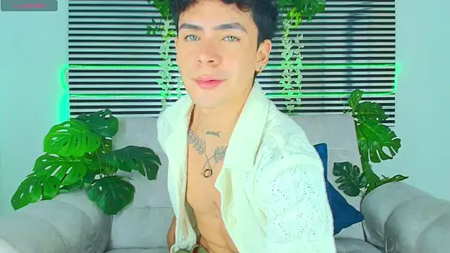 CamiiGuzmanX online show from April 24, 2026, 8:33 pm