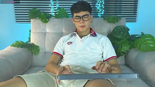 Snapshot of CamiiGuzmanX chatting on June 11, 2026, 9:35 pm CamiiGuzmanX online show from June 11, 2026, 9:35 pm