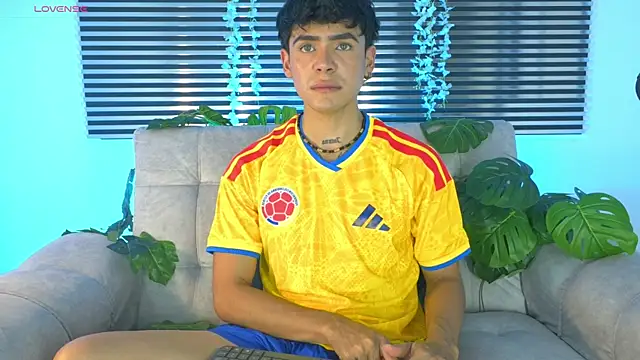 Snapshot of CamiiGuzmanX chatting on June 17, 2026, 8:21 pm CamiiGuzmanX online show from June 17, 2026, 8:21 pm
