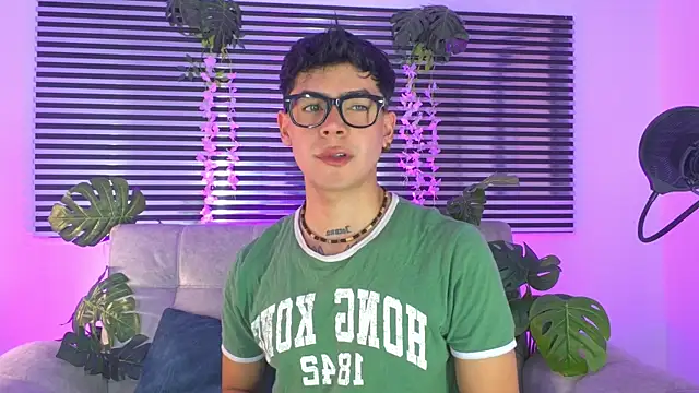 CamiiGuzmanX online show from June 24, 2026, 5:56 pm