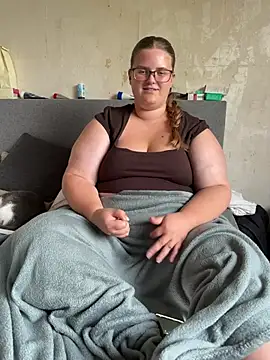 Snapshot of CurvyPaar2 chatting on July 20, 2026, 6:32 pm CurvyPaar2 online show from July 20, 2026, 6:32 pm