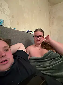 Snapshot of CurvyPaar2 chatting on August 1, 2026, 8:52 pm CurvyPaar2 online show from August 1, 2026, 8:52 pm
