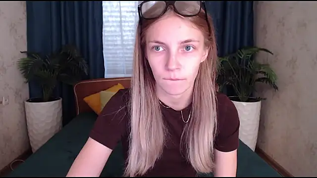 HitGyrl online show from October 9, 2025, 8:01 am