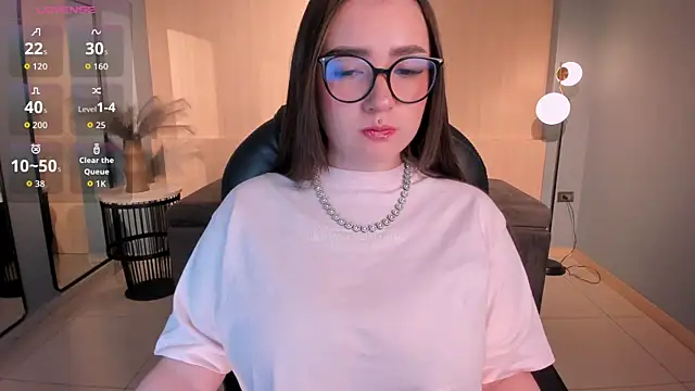 Snapshot of SarahRhodes_ chatting on October 20, 2025, 11:43 am SarahRhodes online show from October 20, 2025, 11:43 am