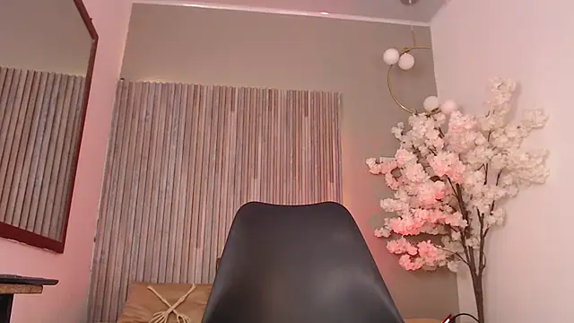 Snapshot of Michellee_20 chatting on October 15, 2025, 1:44 pm Michellee 20 online show from October 15, 2025, 1:44 pm