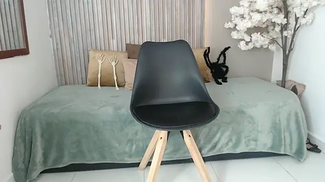 Snapshot of Michellee_20 chatting on October 17, 2025, 1:46 pm Michellee 20 online show from October 17, 2025, 1:46 pm