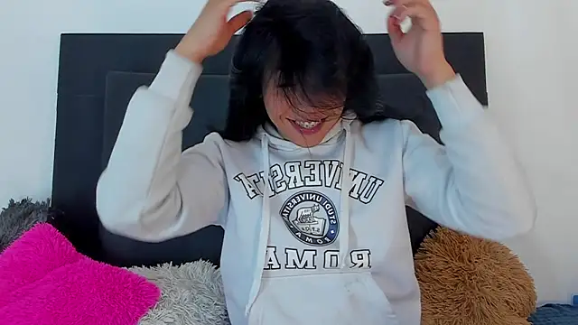 Adrianna Arias online show from December 17, 2025, 4:13 pm