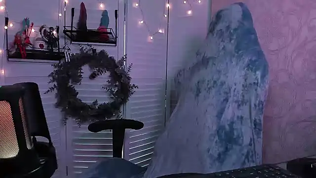 Snapshot of aestheticbeing chatting on December 15, 2025, 12:09 pm aestheticbeing online show from December 15, 2025, 12:09 pm