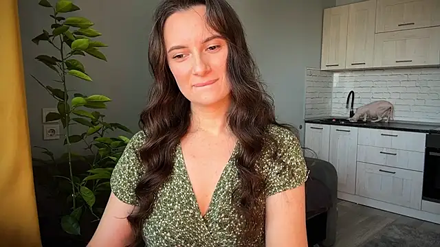 Luna Raee online show from September 23, 2025, 7:55 am