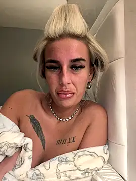 Snapshot of EllieMaeBaby chatting on November 24, 2025, 10:42 pm EllieMaeBaby online show from November 24, 2025, 10:42 pm