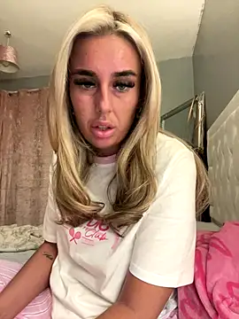 Snapshot of EllieMaeBaby chatting on November 26, 2025, 9:27 pm EllieMaeBaby online show from November 26, 2025, 9:27 pm