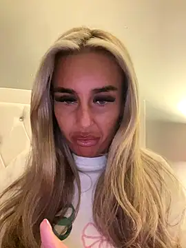 Snapshot of EllieMaeBaby chatting on November 27, 2025, 10:12 pm EllieMaeBaby online show from November 27, 2025, 10:12 pm