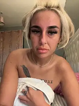 Snapshot of EllieMaeBaby chatting on November 28, 2025, 9:17 pm EllieMaeBaby online show from November 28, 2025, 9:17 pm