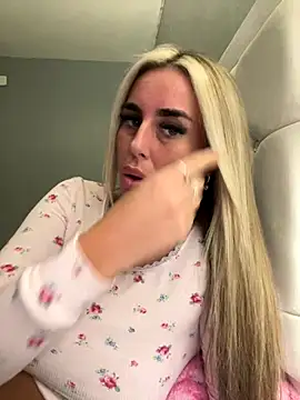 Snapshot of EllieMaeBaby chatting on December 3, 2025, 10:19 pm EllieMaeBaby online show from December 3, 2025, 10:19 pm