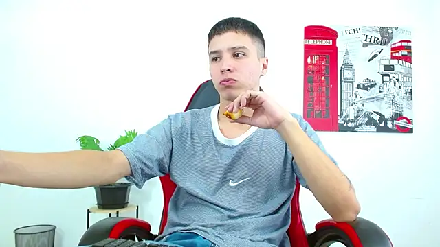 Cumandres18 online show from October 8, 2025, 2:04 pm