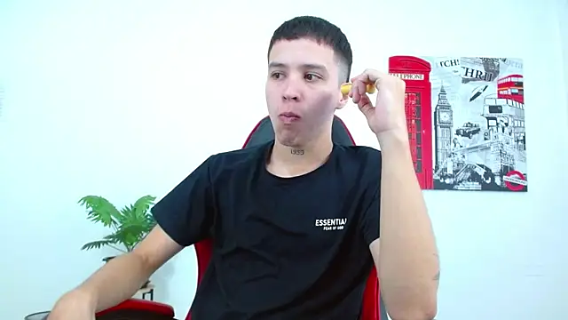 Cumandres18 online show from November 12, 2025, 2:06 pm