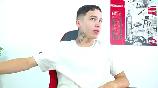 Cumandres18 online show from February 9, 2026, 2:43 pm