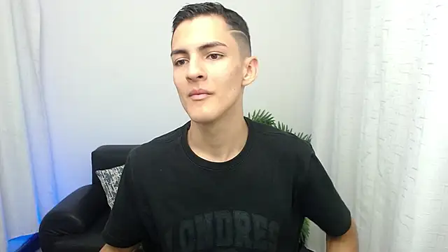 Matiius18 online show from November 22, 2025, 1:54 pm