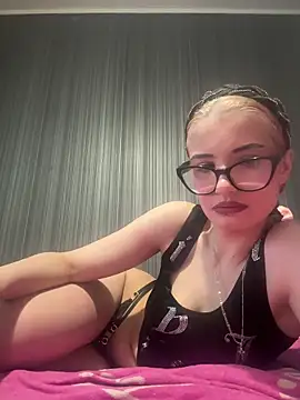 Larra69 online show from June 10, 2026, 4:39 pm