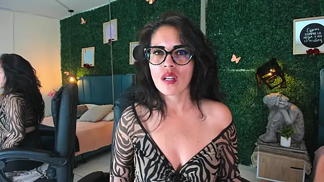 Snapshot of Linagh_ chatting on October 27, 2025, 5:17 pm Linagh online show from October 27, 2025, 5:17 pm