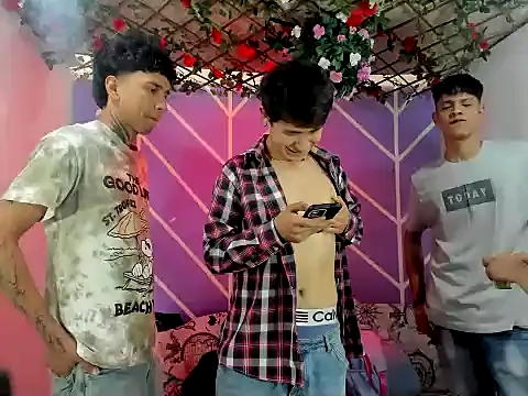 Snapshot of lau_and_boys18 chatting on October 27, 2025, 2:21 pm lau and boys18 online show from October 27, 2025, 2:21 pm