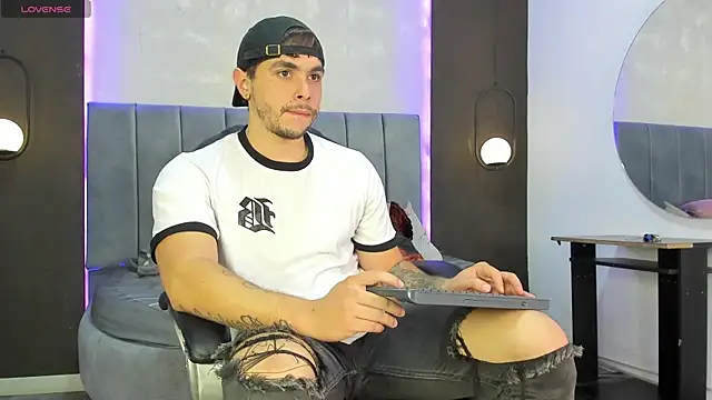 Snapshot of Liam_walk_ chatting on November 11, 2025, 8:20 pm Liam walk online show from November 11, 2025, 8:20 pm