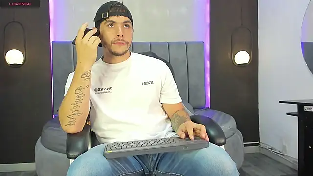 Snapshot of Liam_walk_ chatting on November 14, 2025, 9:35 pm Liam walk online show from November 14, 2025, 9:35 pm