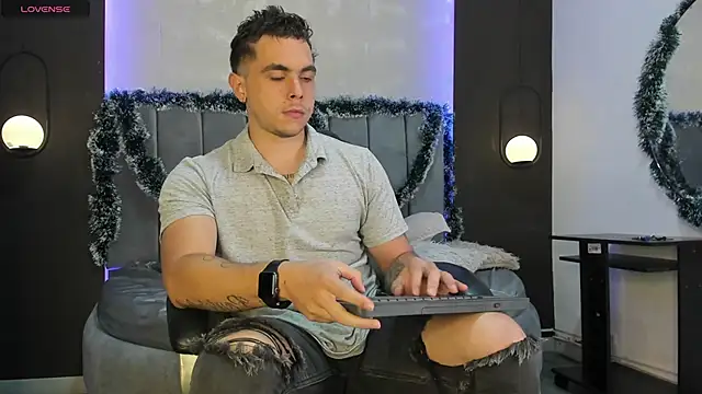 Snapshot of Liam_walk_ chatting on November 24, 2025, 9:36 pm Liam walk online show from November 24, 2025, 9:36 pm