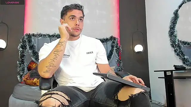 Liam walk  online show from December 4, 2025, 11:24 pm