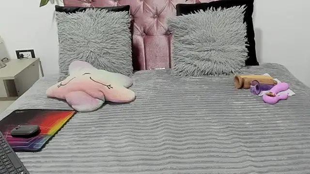 ivy moon05 online show from January 6, 2026, 5:27 pm