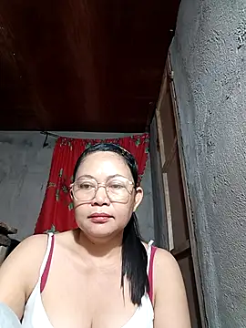 Everleigh mom online show from October 28, 2025, 7:38 pm