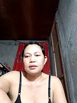 Everleigh mom online show from October 31, 2025, 7:53 am