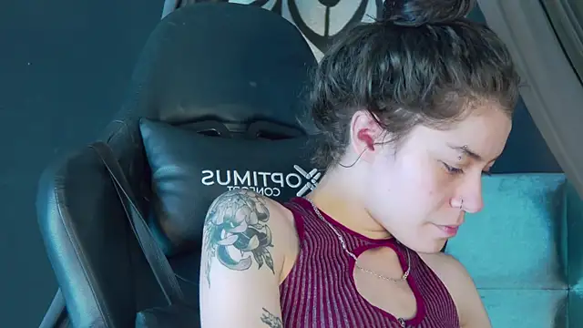 Snapshot of RavennMoonn chatting on September 22, 2025, 8:00 pm RavennMoonn online show from September 22, 2025, 8:00 pm