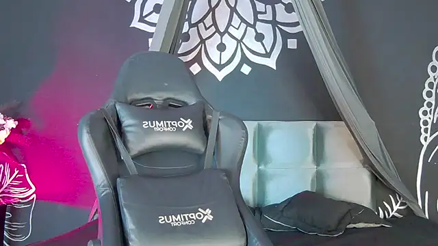 Snapshot of RavennMoonn chatting on September 25, 2025, 8:56 pm RavennMoonn online show from September 25, 2025, 8:56 pm